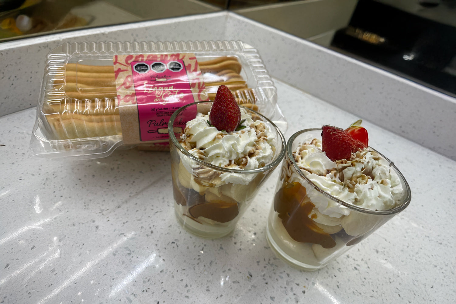 Parfait con Lenguas de Gato, Frosting de Vainilla y Frutillas