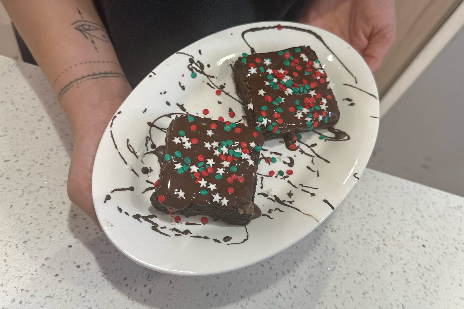 Brownie Decorado con Chocolate con Leche y Toque Navideño