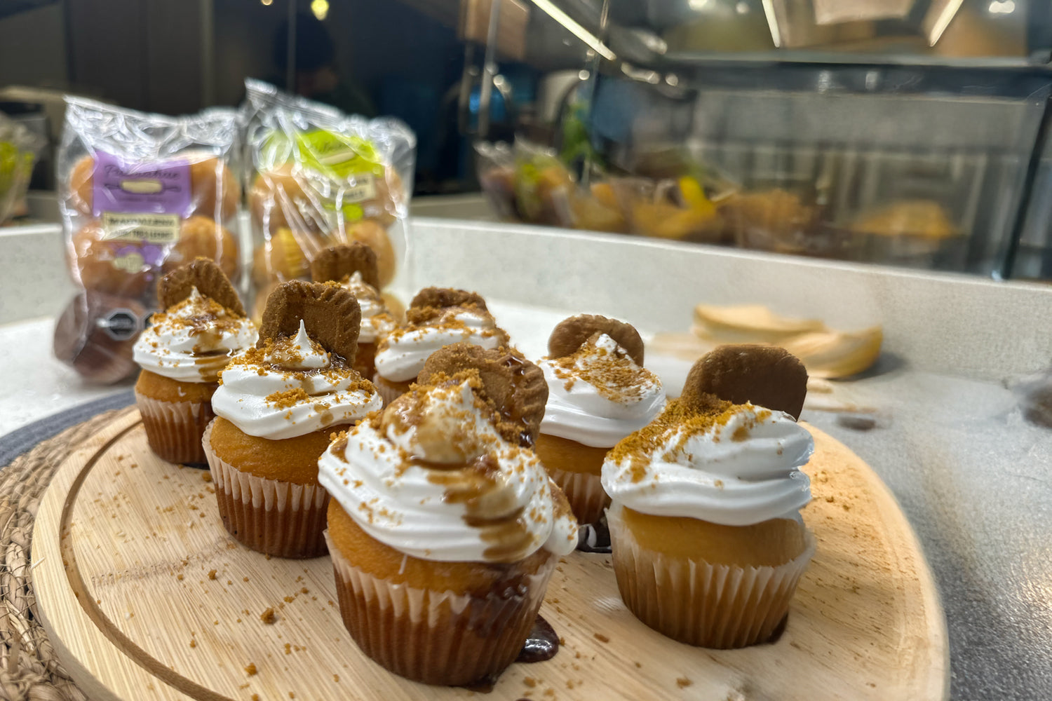 Magdalenas de Vainilla y Tres Leches con Chantilly y Galletas Lotus