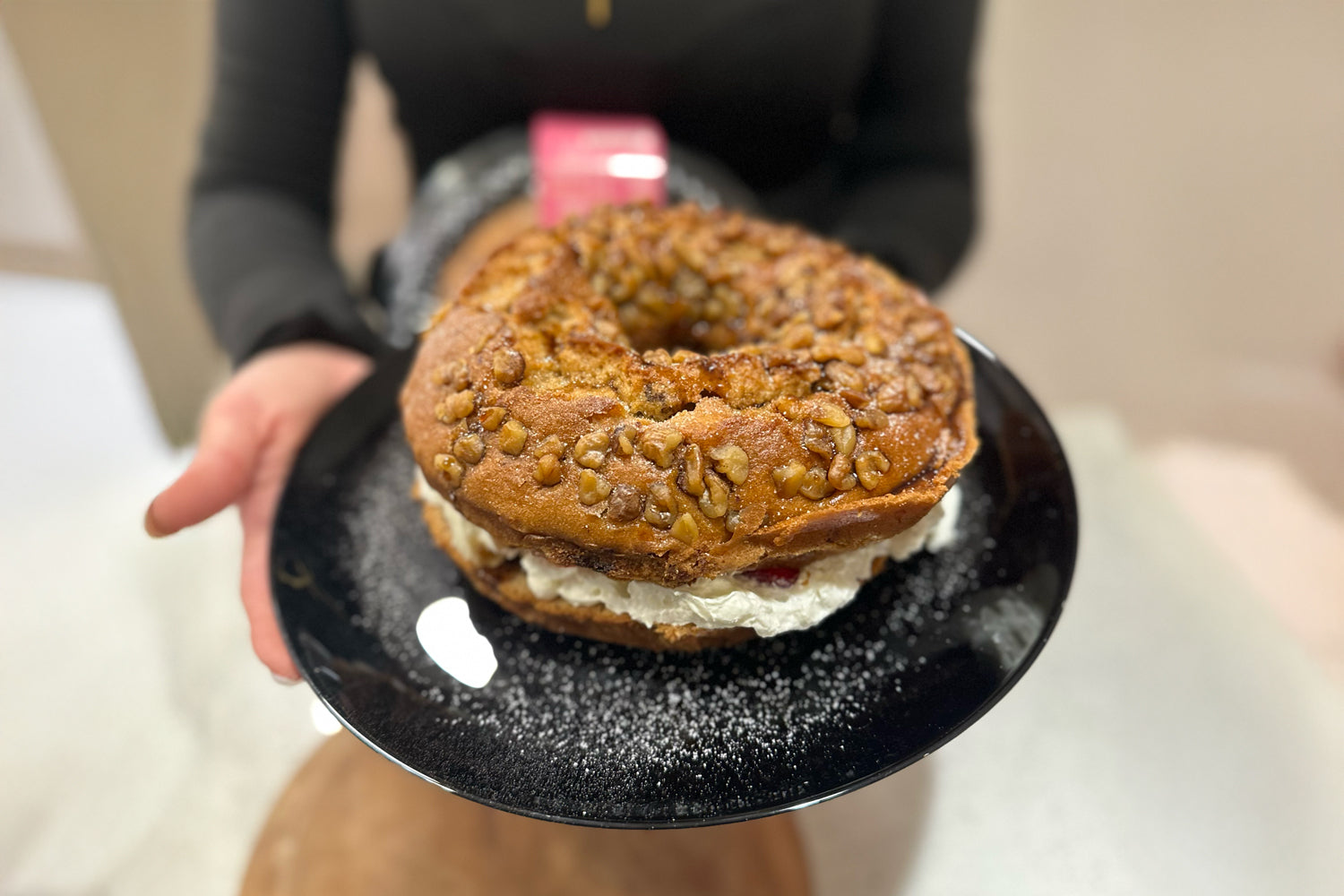 Queque de Arena Nuez con Relleno de Frosting de Vainilla y Frutillas
